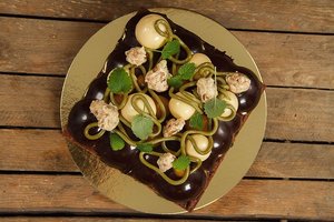 Sacherkakku 12 henkilölleLeipomo12 hengen kakkusachertilauskakkukonditoriavalmistujaisetjuhlatsyntymäpäivätkakkuSyntymäpäiväkakku