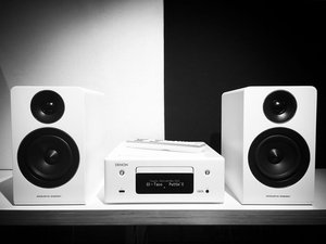 EISA palkittu (Best Compact Music System 2018-2019) Denon CEOL-N10 Hi-Fi-Network CD vastaanotin HEOS ominaisuudella, Bluetoothilla® sekä Alexa ääni ohjauksella, on täydellinen, kompakti ohjelmalähde musiikin kuunteluun - CD:ltä, Spotifysta, Deezer Premiumista tai Tidalista, käytä HEOS-monihuone ominaisuutta bluetoothin tai verkon kautta. Sisäänrakenettuna myös luonnollisesti Internet radio ja Airplay II.