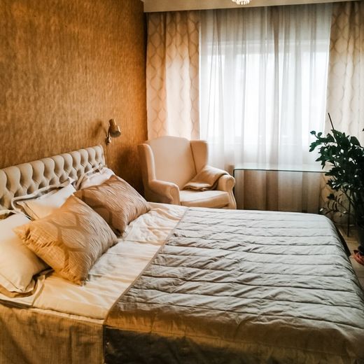 Makuuhuoneen sisustus, ruskea, beige, SISUSTUSTOIMISTO ROOMA ON SISUSTUSLIIKE JA SUUNNITTELUTOIMISTO TURUSSA